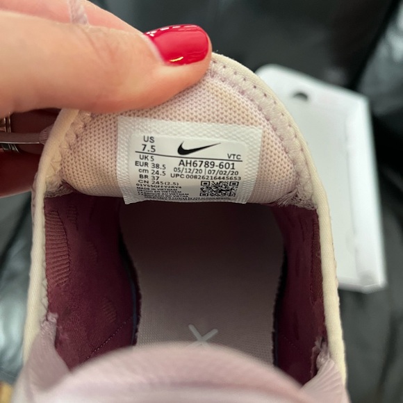 Nike Air Max 270 Women’s Sneakers - Picture 3 of 3